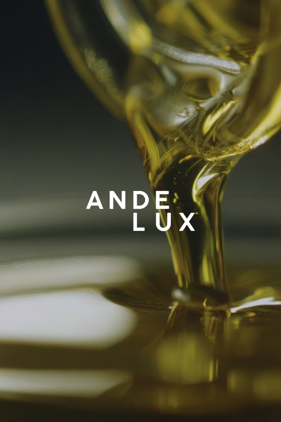 Aceite dorado de Andelux fluyendo, que evoca el color Dorado Aceite de la paleta