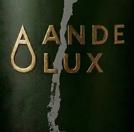 Detalle del grabado en oro: isotipo y wordmark Andelux