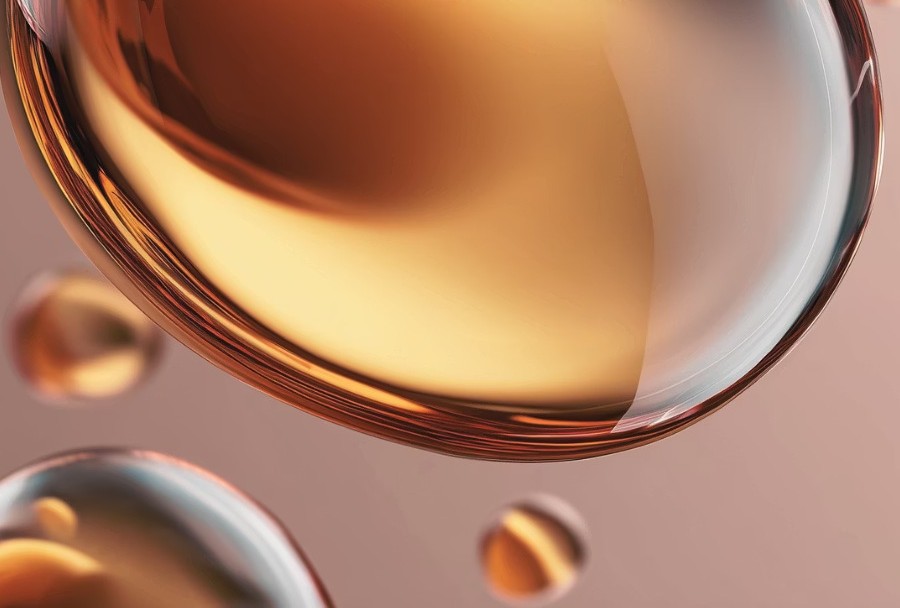 Primer plano de aceite ámbar de Andelux, símbolo del lujo regenerativo